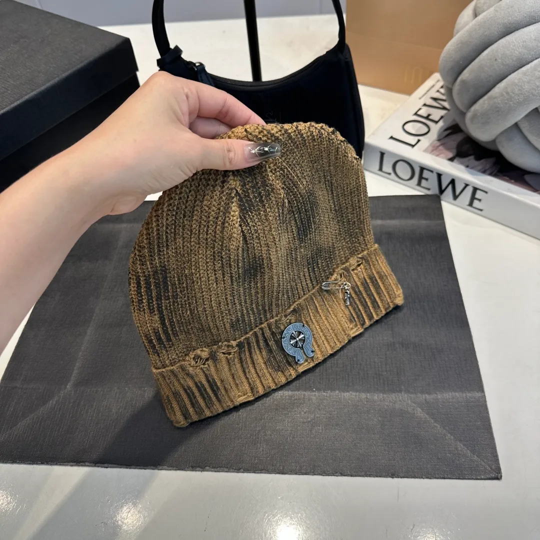 P60 Crow Heart Autumn and Winter Wool Knitted Beanie This must be the favorite of minimalism. It is clean, neat, fashionable and versatile, and will definitely not be picky about your face shape! A fashionable classic that lasts forever! Fashionable black and white can be purchased together